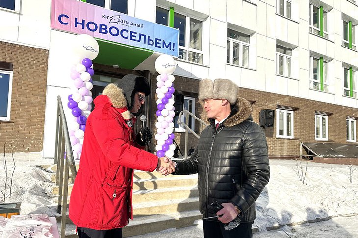 Вручение ключей. Фото Маргариты Романовой, IRK.ru