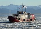 Застрявшее во льду судно. Фото из телеграм-канала Восточно-Сибирской транспортной прокуратуры
