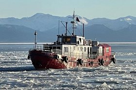 Застрявшее во льду судно. Фото из телеграм-канала Восточно-Сибирской транспортной прокуратуры