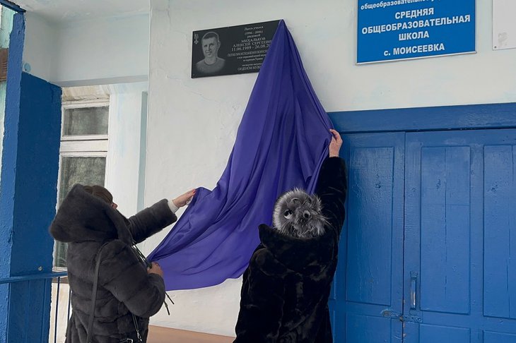 Открытие мемориальной доски. Фото со страницы Владимира Самойловича в социальной сети «ВКонтакте»