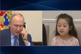Владимир Путин разговаривает с Кристиной. Скриншот видео с сайта kremlin.ru