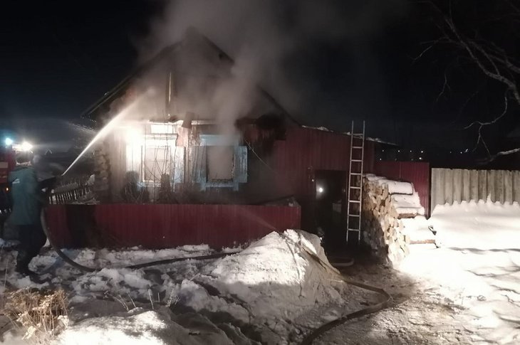 Горевший дом в Алзамае. Фото из телеграм-канала госпожнадзора по Нижнеудинскому району