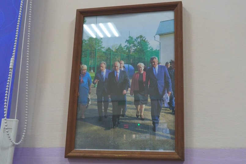 В школе есть почётный стенд с фотографиями визита президента в школу