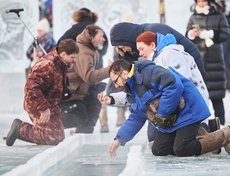 После обряда освящения набрать воды и омыться могли все желающие.