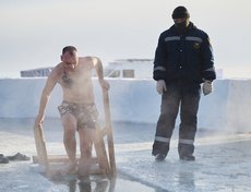 Около иорданей дежурили сотрудники экстренных служб.