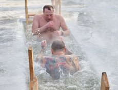 Самые морозостойкие окунулись в иордань.
