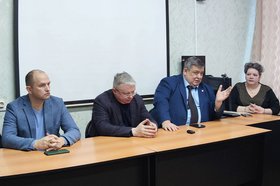 Встреча с работниками больницы. Фото из телеграм-канала Олега Боровского
