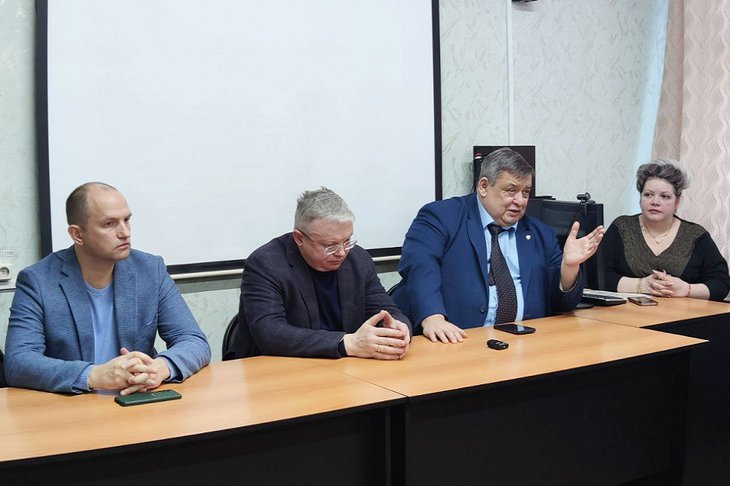 Встреча с работниками больницы. Фото из телеграм-канала Олега Боровского