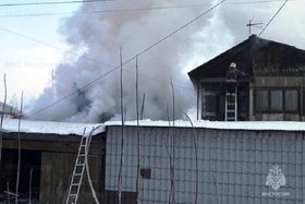Пожар на улице Павла Красильникова. Фото ГУ МЧС России по Иркутской области