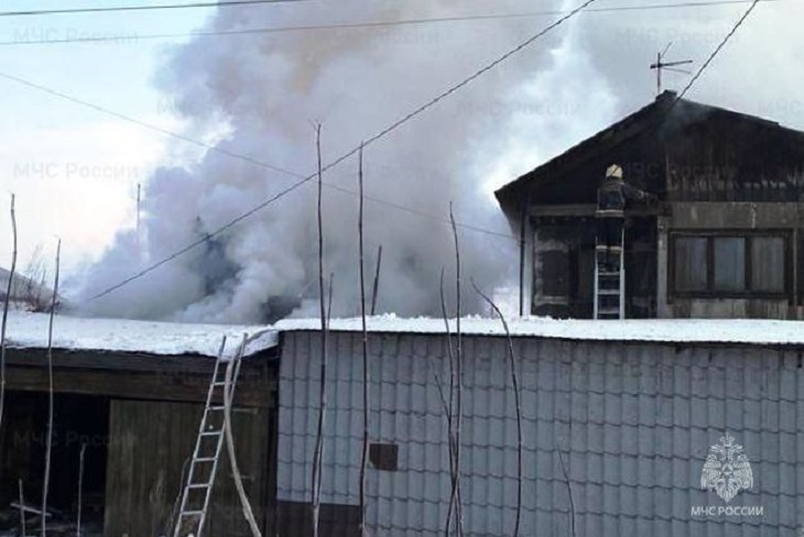 Пожар на улице Павла Красильникова. Фото ГУ МЧС России по Иркутской области