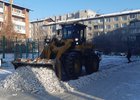 Очистка двора от снега. Фото пресс-службы администарции Иркутска