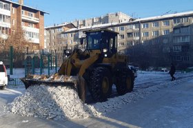 Очистка двора от снега. Фото пресс-службы администарции Иркутска