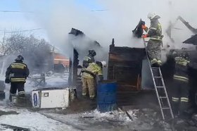 Пожарные тушат дом. Скриншот видео ГУ МЧС России по Иркутской области