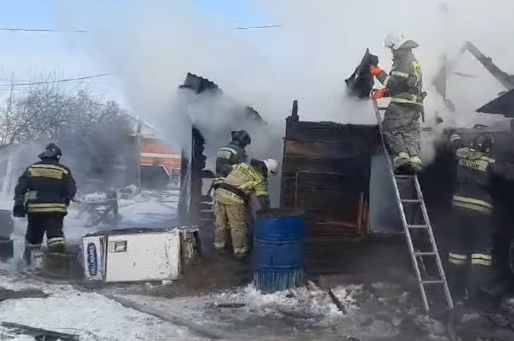 Пожарные тушат дом. Скриншот видео ГУ МЧС России по Иркутской области