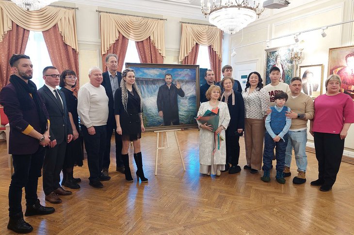Церемония дарения картины. Фото IRK.ru