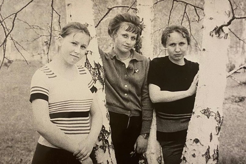 Галина Кудрявцева (в центре) с подругами
