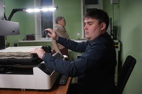 Сканирование документов. Фото пресс-службы правительства Иркутской области