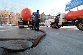 Устранение последствий коммунальной аварии. Фото пресс-службы администрации Иркутска