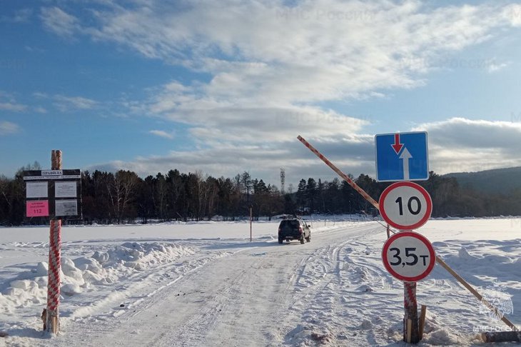 Ледовая переправа. Фото пресс-службы ГУ МЧС России по Иркутской области