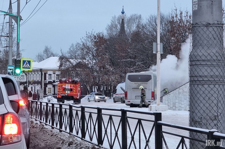 На Седова горит автобус. Фото IRK.ru