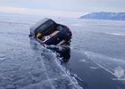 Автомобиль провалился в трещину. Скриншот видео ГУ МЧС России по Иркутской области