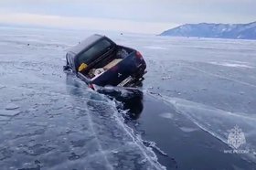 Автомобиль провалился в трещину. Скриншот видео ГУ МЧС России по Иркутской области