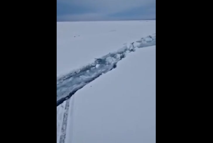 Разлом на льду. Скриншот видео из соцсетей