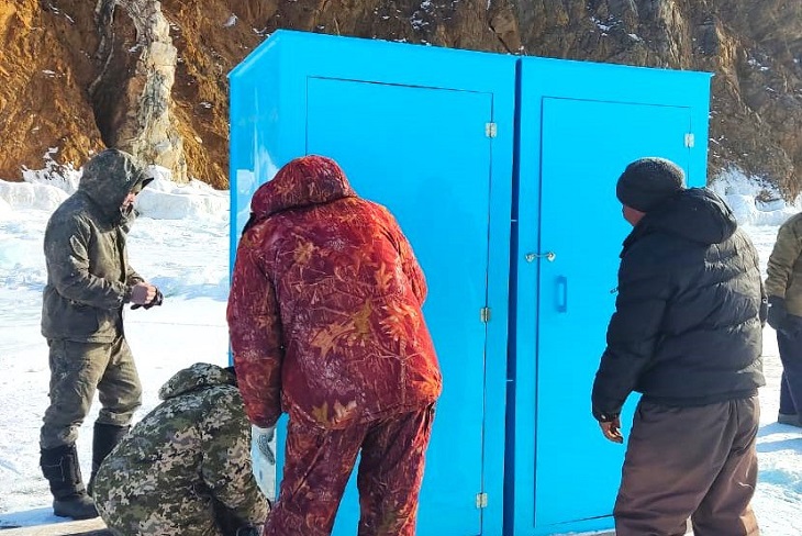 Установка кабинок. Фото Александра Тыхеева