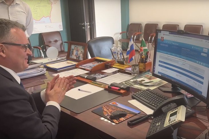 Подписание контракта. Скриншот видео из соцсетей Сергея Анисимова