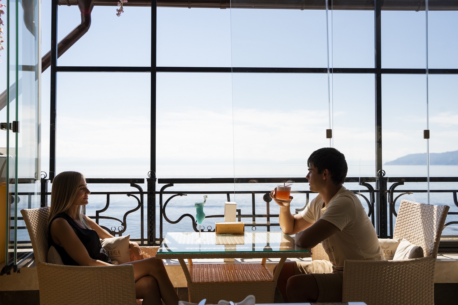 Летом в баре открывается терраса с шикарным видом на Байкал