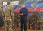 Игорь Кобзев вручает госнаграды военнослужащим. Фото пресс-службы «Единой России»