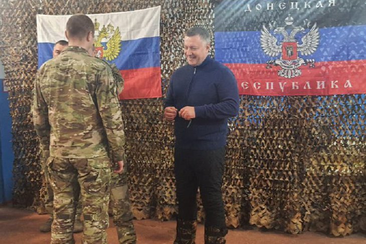 Игорь Кобзев вручает госнаграды военнослужащим. Фото пресс-службы «Единой России»