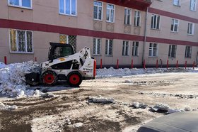 Очистка от снега придомовой территории. Фото пресс-службы администрации Иркутска