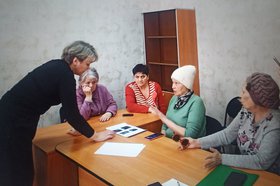 Ольга Клевцова и местные жительницы. Фото пресс-службы думы Иркутска
