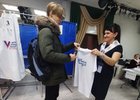 Молодых избирателей поздравляют на участках. Фото из телеграм-канала Центра общественного наблюдения за выборами
