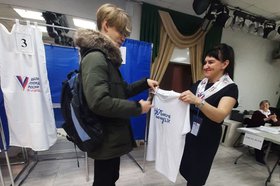 Молодых избирателей поздравляют на участках. Фото из телеграм-канала Центра общественного наблюдения за выборами