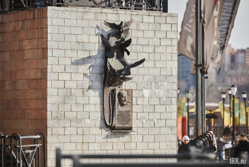 Памятник автору пьесы «Любовь и голуби» Владимиру Гуркину