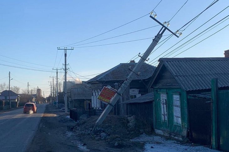 Поврежденная опора. Фото из телеграм-канала «Света38»