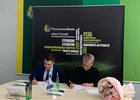 Подписание соглашения. Фото со страницы Александра Деева «ВКонтакте»