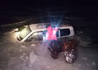 Провалившийся под лед автомобиль. Фото из телеграм-канала Байкальского поисково-спасательного отряда