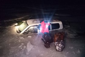 Провалившийся под лед автомобиль. Фото из телеграм-канала Байкальского поисково-спасательного отряда