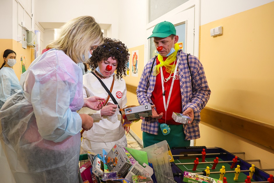 Подарки для маленьких пациентов собирали волонтеры