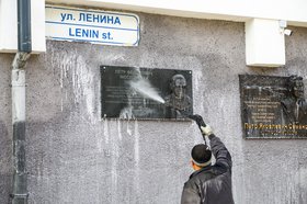В Иркутске моют памятные доски. Фото пресс-службы администрации Иркутска