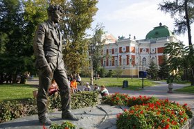 Памятник Вампилову. Фото с сайта Иркутского драмтеатра