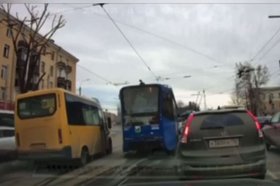 Момент нарушения ПДД. Скриншот видео пресс-службы Госавтоинспекции Иркутска