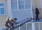 Спасение женщины. Скриншот видео пресс-службы ГУ МВД России по Иркутской области