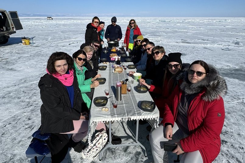 Зимний Байкал объединяет: в турах часто собираются гости из разных городов страны