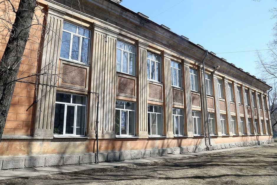 Здание уже устарело, поэтому появилась необходимость в строительстве новой школы