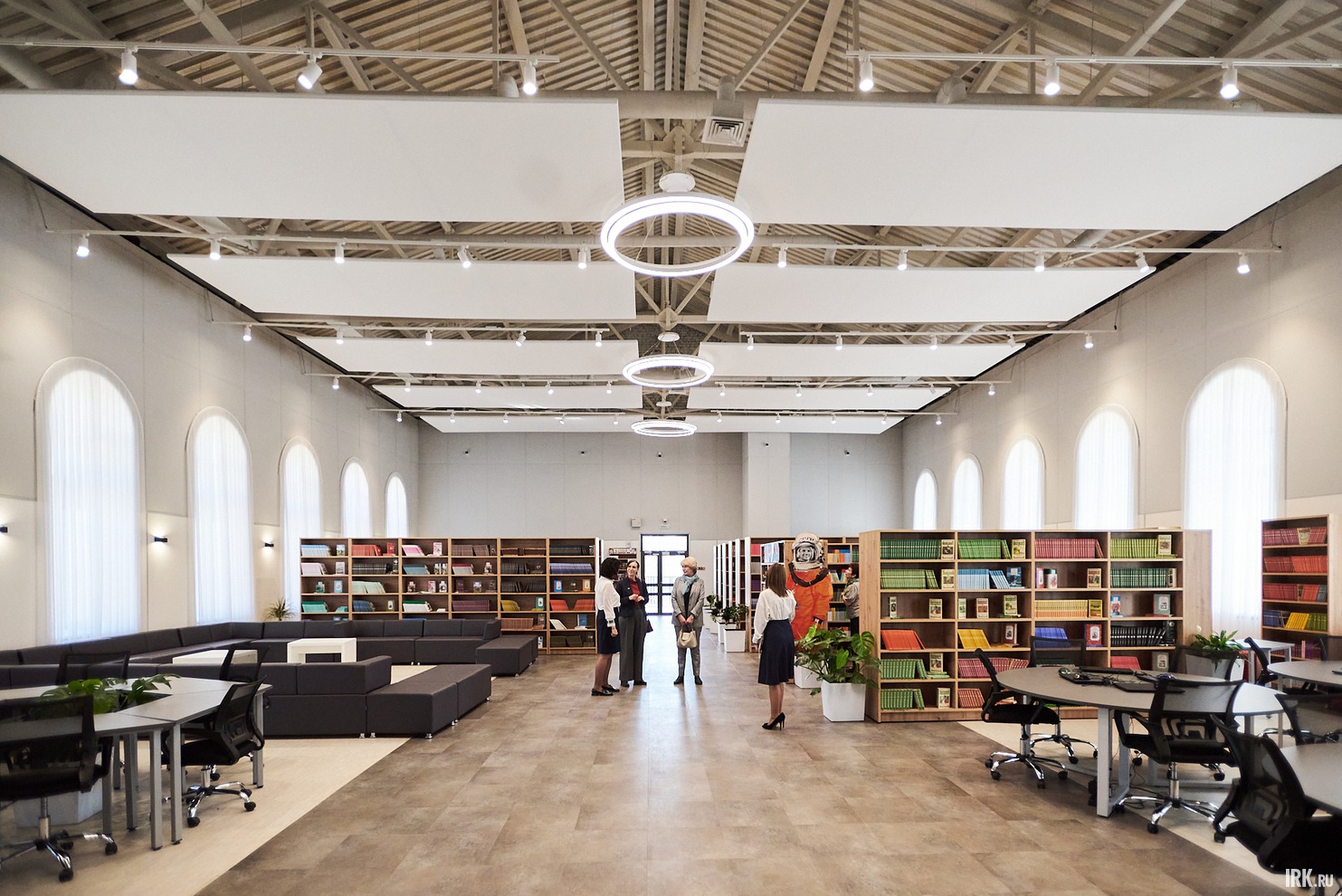 Впечатляет площадью библиотека училища. По словам преподавателей, курсанты много читают, отдавая предпочтение отечественной литературе.