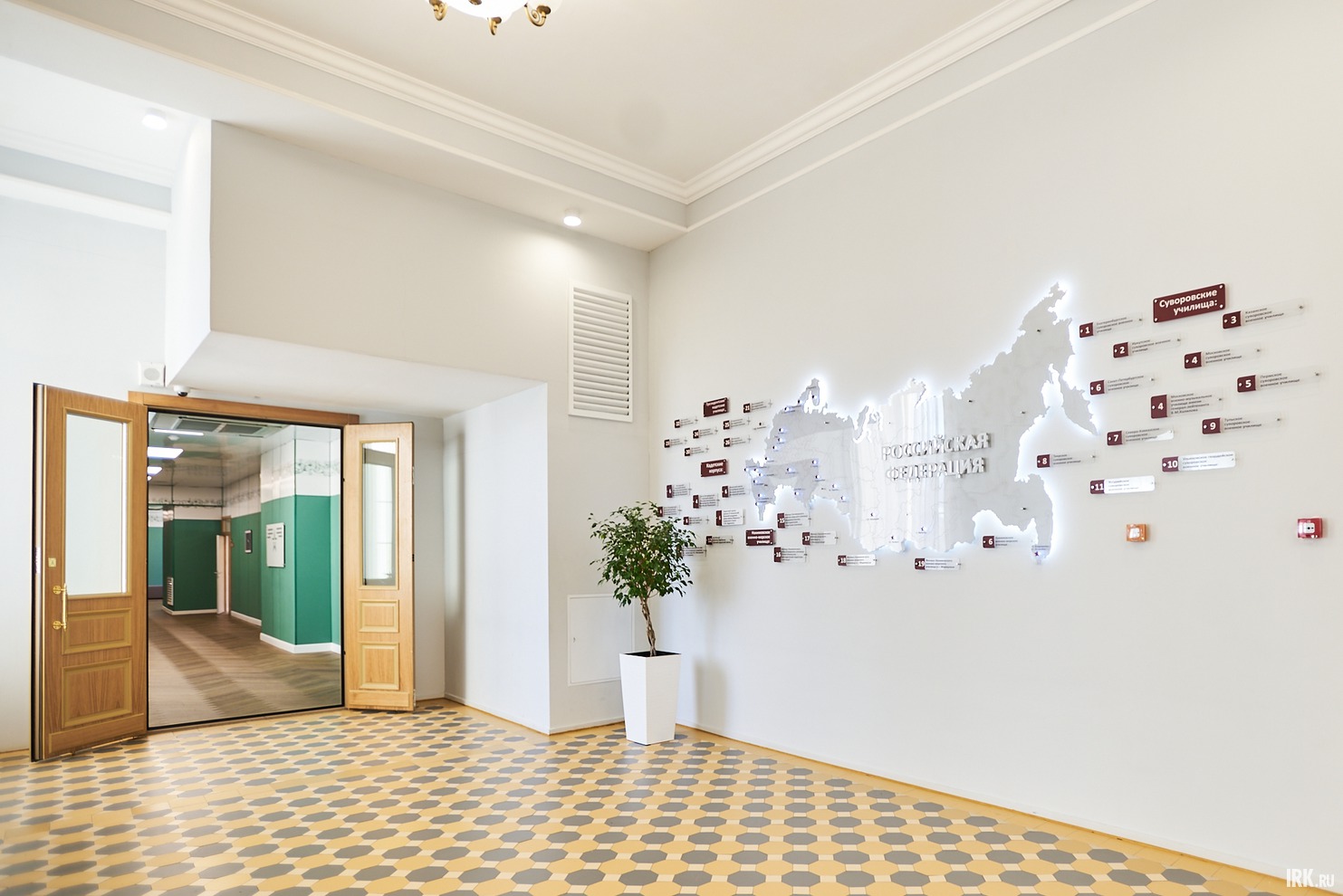 Сейчас его не узнать: светлый просторный холл, аккуратные коридоры, современные учебные классы.